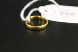 A HALLMARKED 22 CARAT GOLD WEDDING BAND - APPROX WEIGHT 4.3G