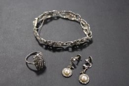 A SILVER MARCASITE BRACELET SET WITH MATCHED RING AND EARRING