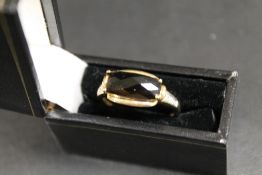 A 9CT GOLD SMOKEY QUARTZ DRESS RING - APPROX WEIGHT 2.7 G