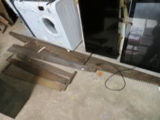 A SELECTION OF VINTAGE CROSS CUT SAWS TO INCLUDE A LARGE EXAMPLE L-380 CM