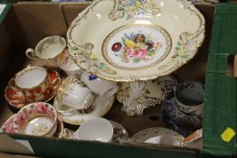 A TRAY OF ASSORTED ANTIQUE CERAMICS TO INCLUDE WORCESTER ETC