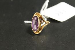 A VINTAGE STYLE AMETHYST RING STAMPED 9CT - APPROX WEIGHT 6.2 G