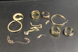 A BAG OF ASSORTED SCRAP GOLD AND YELLOW METAL