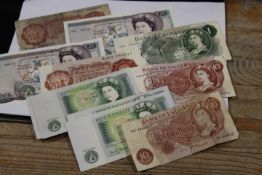 A SMALL COLLECTION OF VINTAGE BANK NOTES TO INCLUDE £1 NOTES, £20 NOTE ETC