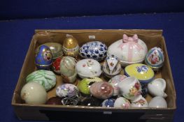 A TRAY OF DECORATIVE ORNAMENTAL EGGS, TRINKET BOXES (TRAY NOT INCLUDED)