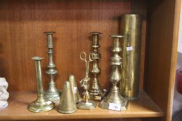 A COLLECTION OF BRASS TO INCLUDE CANDLESTICKS
