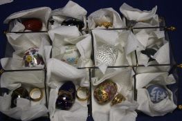 A COLLECTION OF CERAMIC DECORATIVE EGGS