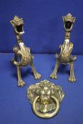 A PAIR OF BRASS FIRE DOGS TOGETHER WITH A LARGE BRASS LIONS HEAD DOOR DOOR KNOCKER