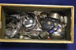 A SMALL BOX OF COLLECTABLES TO INCLUDE COINS, WHITE METAL ITEMS ETC