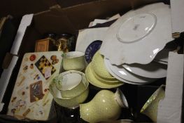 A TRAY OF ASSORTED CERAMICS TO INCLUDE A WOODEN FRUIT BOWL ETC (TRAY/S NOT INCLUDED)
