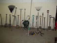 A LARGE SELECTION OF GARDEN TOOLS TO INCLUDE HOSEPIPE