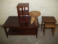 A SELECTION OF 4 MODERN ITEMS TO INCLUDE A COFFEE TABLE, AN OAK NEST OF TABLES ETC