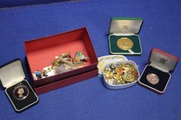 A SMALL GROUP OF COLLECTABLES COINS, MEDALS AND BADGES TO INCLUDE A WATERLOO COMMEMORATIVE,