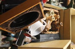 A TRAY OF ASSORTED SUNDRIES TO INCLUDE CERAMIC BOTTLES ETC (TRAY/S NOT INCLUDED)