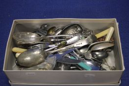 A SMALL TRAY OF ASSORTED FLATWARE