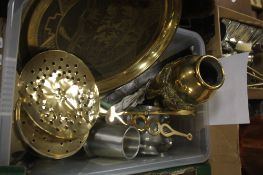 A TRAY OF ASSORTED METALWARE, TO INCLUDE BRASS, PEWTER ETC (TRAY/S NOT INCLUDED)
