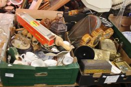 A TRAY OF ASSORTED SUNDRIES TOGETHER WITH ASSORTED METALWARE (TRAY/S NOT INCLUDED)