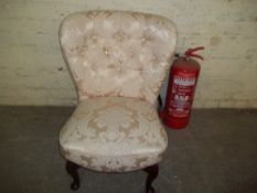 A DEEP BUTTONED MODERN BEDROOM CHAIR IN DAMASK FABRIC