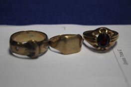 THREE 9CT GOLD RINGS TO INCLUDE A BUCKLE TYPE