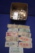 A COLLECTION OF BRITISH AND WORLD COINS TOGETHER WITH A SMALL COLLECTION OF BANK NOTES