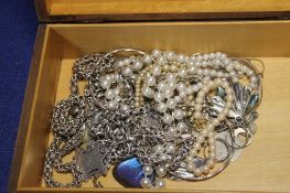 A BOX OF JEWELLERY TO INCLUDE SILVER AND WHITE METAL EXAMPLES