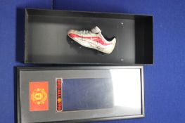 A FRAMED MANCHESTER UNITED FOOTBALL BOOT BEARIN SIGNATURES FOR NICKY BUTT, PAUL SCHOLES, SOLSJIER,