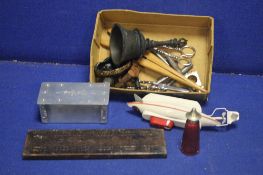 A BOX OF ASSORTED COLLECTABLES TO INCLUDE SCISSORS, CRUTE ETC