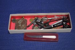 A BOX OF COLLECTABLES TO INCLUDE PENS, BUTTONS ETC