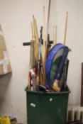 A TUB OF SPORTING ITEMS TO INCLUDE SNOOKER CUES, CRICKET BATS, BADMINTON SETS ETC