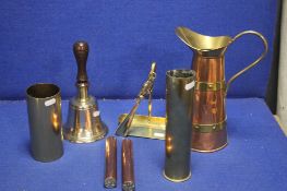 A COLLECTION OF 7 BRASS AND COPPER ITEMS TO INCLUDE TRENCH ART STYLE, SHELL CASES, A WHITE METAL