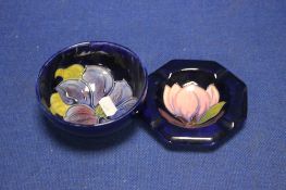 A MORCROFT DISH 11 CM TOGETHER WITH A MORCROFT ASH TRAY 11 CM