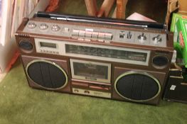 A VINTAGE ROBERTS RADIO