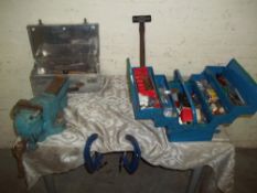 A COLLECTION OF TOOLS TO INCLUDE AN ENGINEERS VICE
