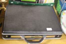 A GENTS BLACK SAMSONITE BRIEFCASE