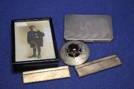 A TRAY OF CURIOS CONTAINING HALLMARKED SILVER CIGARETTE CASE, 2 VINTAGE COMBS, BROOCH AND A SMALL