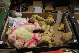 A TRAY OF SOFT TOYS TO INCLUDE VINTAGE PLAYWORN BEAR (TRAY/S NOT INCLUDED)