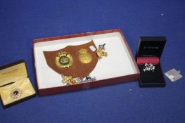 A BOX OF COLLECTABLES TO INCLUDE BADGES, BUTTONS ETC