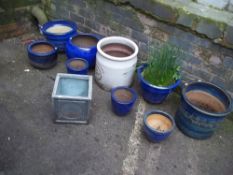 A SELECTION OF CERAMIC PLANT POTS