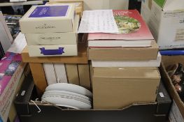 A TRAY OF COLLECTORS PLATES MOSTLY BOXED (TRAY/S NOT INCLUDED)