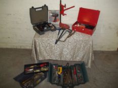 A SELECTION OF GARDEN TOOLS TO INCLUDE POWER TOOLS