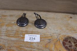 A PAIR OF HALLMARKED SILVER NOVELTY MENU HOLDERS IN THE FORM OF DOUBLE WISHBONES