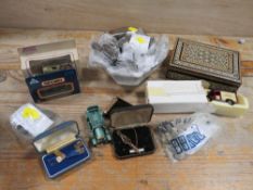 A TRAY OF COLLECTABLES TO INCLUDE AN INLAID BOX, VINTAGE COINAGE ETC