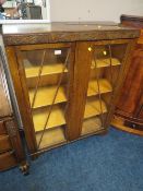 A SIMILAR OAK TWO DOOR DISPLAY CABINET W-90 CM
