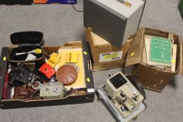 A TRAY OF ASSORTED CAMERA EQUIPMENT TO INCLUDE A VINTAGE SEKONIC 8 CINE CAMERA
