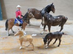 TWO BESWICK HORSES TOGETHER WITH A BESWICK GRAZING FOAL, A BESWICK PALOMINO FOAL AND A MODEL OF A