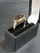 A 9CT GOLD SMOKEY QUARTZ DRESS RING - APPROX WEIGHT 2.7 G