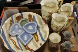 A TRAY OF ASSORTED CERAMICS TO INCLUDE WEDGWOOD, DUCAL ETC