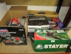 A COLLECTION OF POWER TOOLS TO INCLUDE A BENCH MOUNTED SAWBLADE SHARPENER (5)