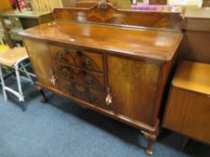 AN EARLY 20TH CENTURY WALNUT SERVING SIDEBOARD W-153 CM