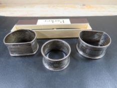 THREE HALLMARKED SILVER NAPKIN RINGS TOGETHER WITH A PARKER 14K NIBBED FOUNTAIN PEN IN ORIGINAL